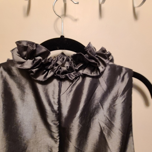 London Times Dress, size 8. Pretty silvery grey ruffled around neck line - Picture 4 of 9